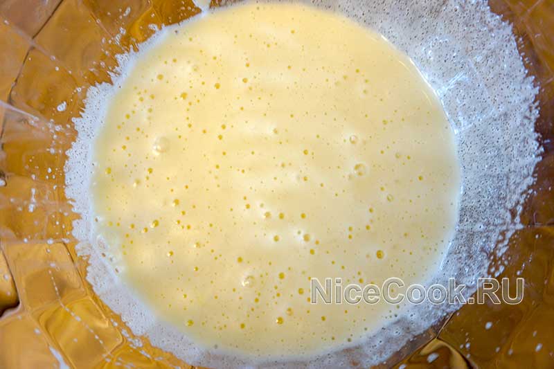 Домашний торт девичий - взбиваем яйца с сахаром