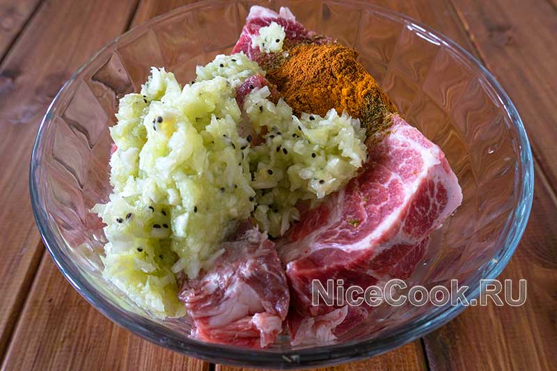 Шашлык из свинины с киви - перемешиваем мясо с маринадом