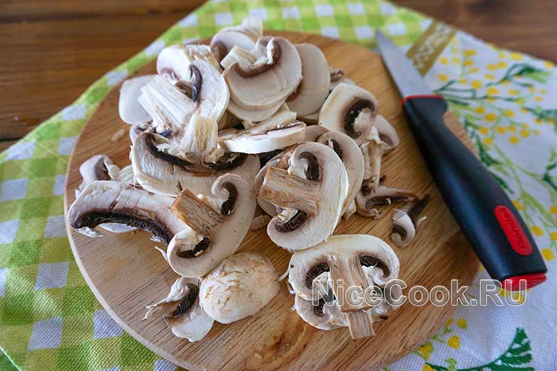 Запеканка из кабачков с грибами в духовке - измельчаем грибы