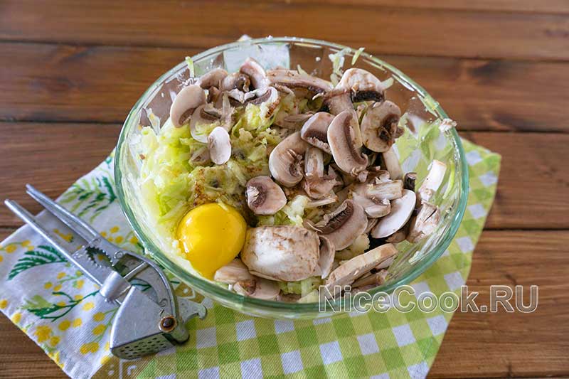 Запеканка из кабачков с грибами в духовке - смешиваем ингредиенты